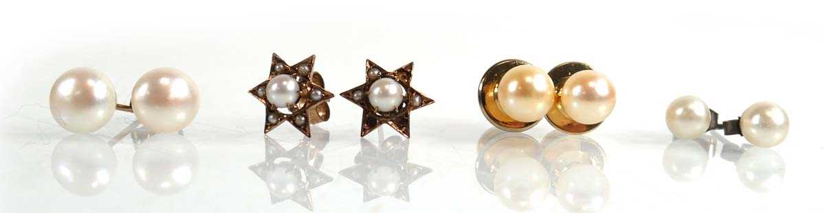 Lot 696 - A pair of 14ct yellow gold ear studs of star...