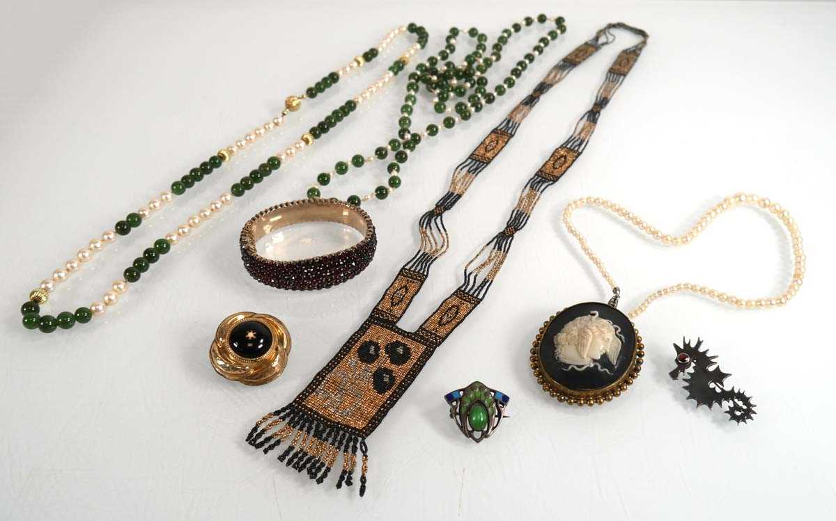 Lot 697 - A small group of jewellery including an Art...