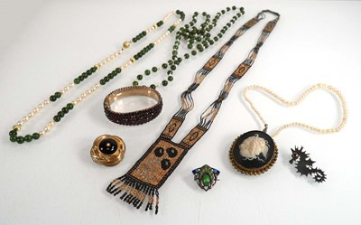 Lot 697 - A small group of jewellery including an Art...