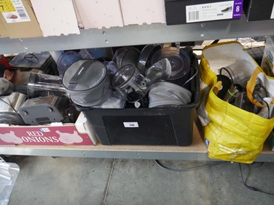 Lot 1140 - Bay of blender parts