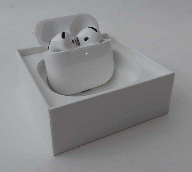 Lot Apple AirPods 4 with Active Noise Cancellation,...