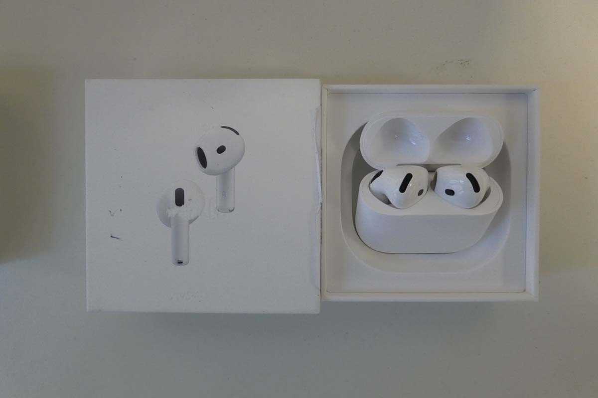 Lot Apple AirPods 4 with Active Noise Cancellation,...