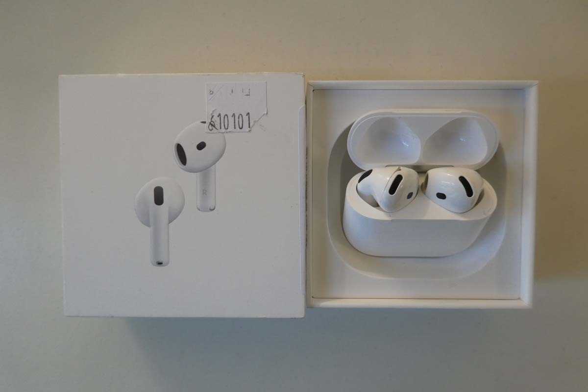 Lot Apple AirPods 4 with Active Noise Cancellation,...