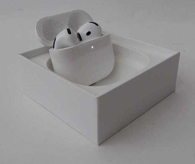 Lot Apple AirPods 4 with Active Noise Cancellation,...