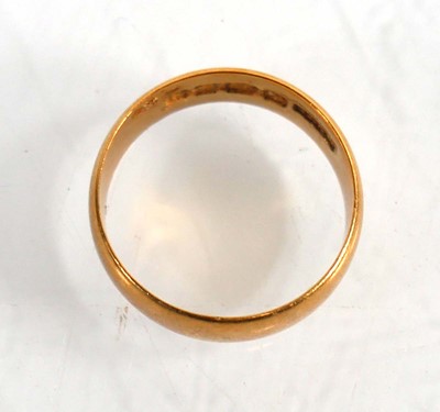 Lot 702 - A 22ct yellow gold wedding band, Birmingham...