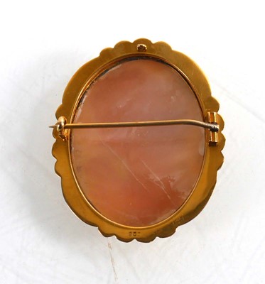 Lot 712 - A 9ct yellow gold mounted cameo brooch of oval...