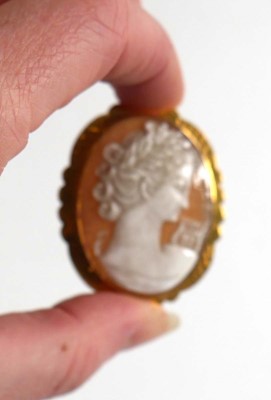 Lot 712 - A 9ct yellow gold mounted cameo brooch of oval...