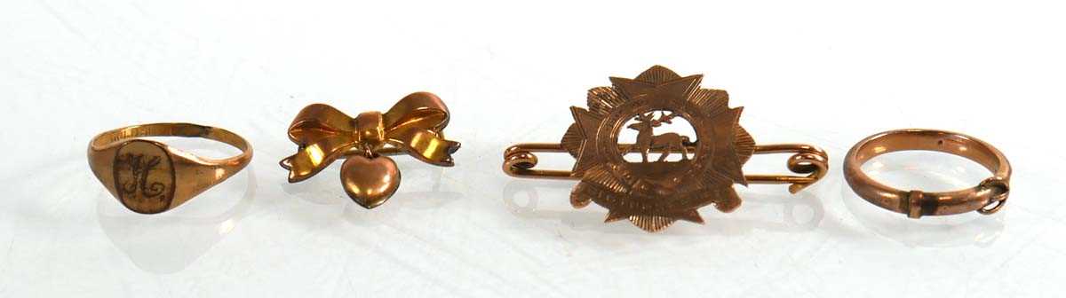 Lot 715 - A group of 9ct yellow gold jewellery...