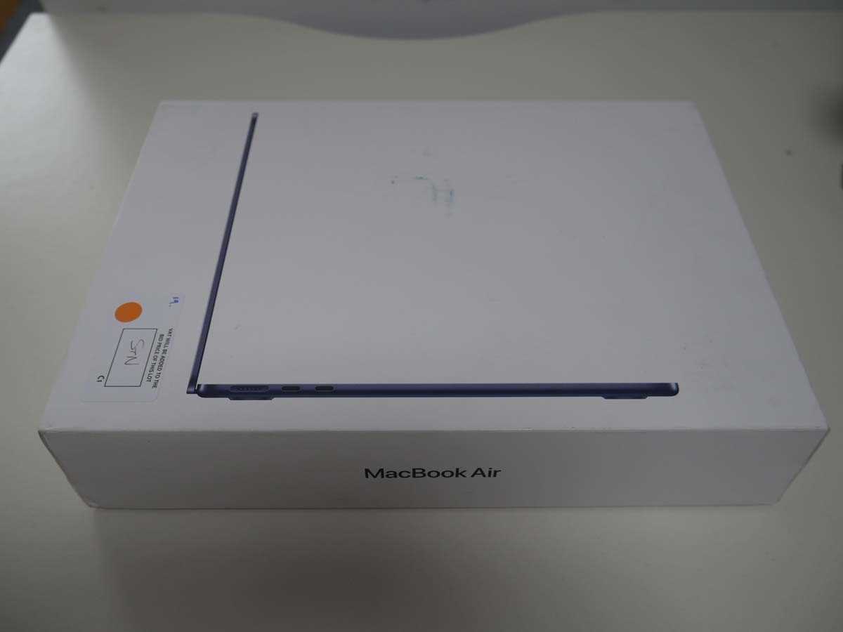 Lot Apple MacBook Air 13-inch with Apple M3 chip,...