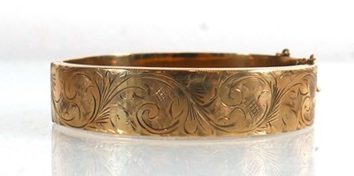 Lot 725 - A 9ct yellow gold hinged bracelet with...