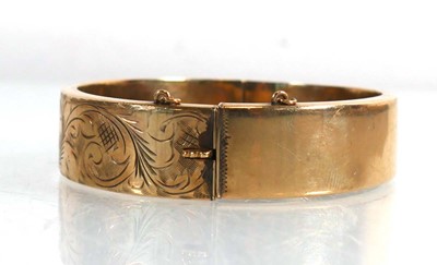 Lot 725 - A 9ct yellow gold hinged bracelet with...