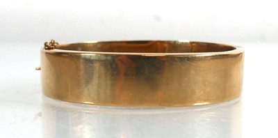 Lot 725 - A 9ct yellow gold hinged bracelet with...