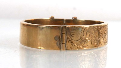 Lot 725 - A 9ct yellow gold hinged bracelet with...