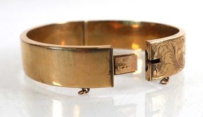 Lot 725 - A 9ct yellow gold hinged bracelet with...