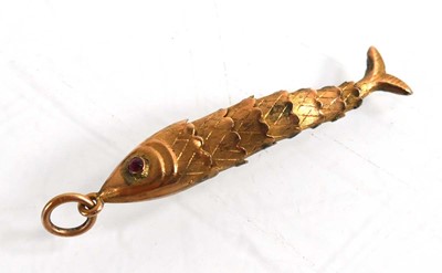 Lot 730 - A 9ct yellow gold articulated fish charm, l. 4....