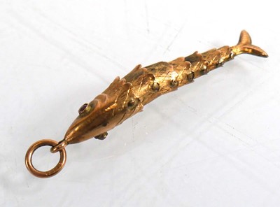 Lot 730 - A 9ct yellow gold articulated fish charm, l. 4....