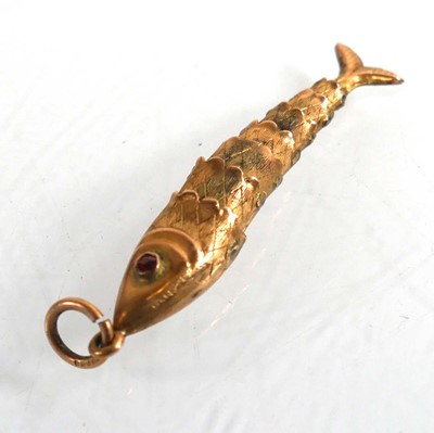 Lot 730 - A 9ct yellow gold articulated fish charm, l. 4....