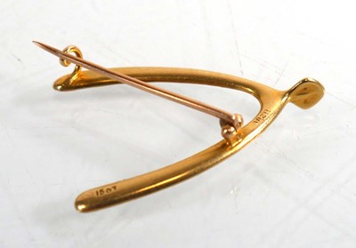 Lot 731 - A 15ct yellow gold brooch of wishbone form set...