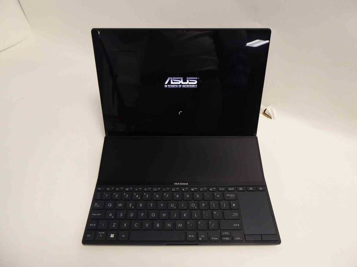 Lot ASUS Zenbook UX8402ZA-M3033W Pro Duo laptop,...