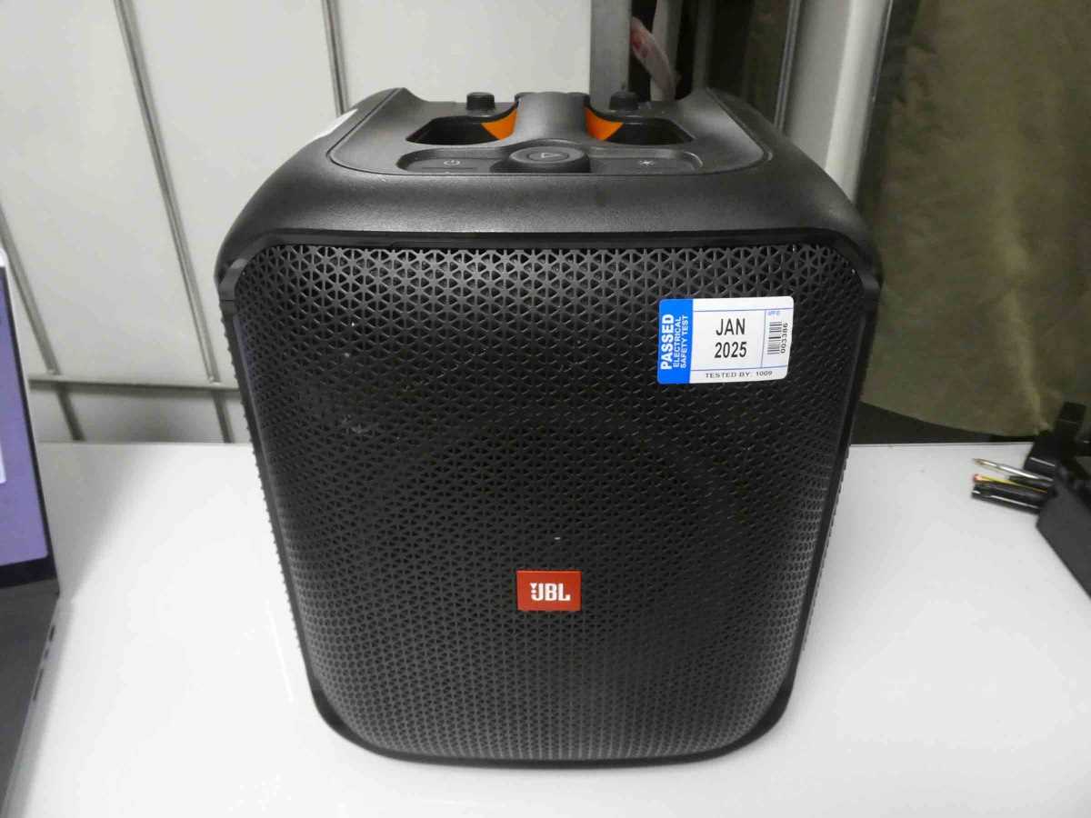 Lot JBL Partybox Encore portable bluetooth speaker