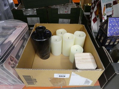 Lot 3020 - 2 trays containing scented candles, tea bags,...