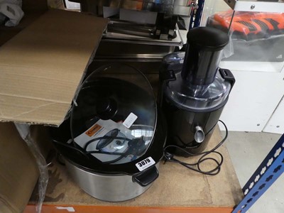 Lot 3079 - Slow cooker and Phillips juicer