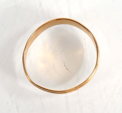 Lot 743 - An 18ct yellow gold wedding band with sunburst...