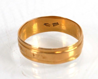 Lot 743 - An 18ct yellow gold wedding band with sunburst...