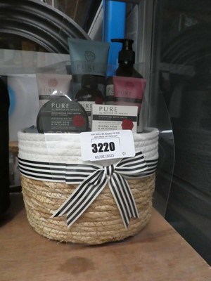 Lot 3220 - Pure bath gift set