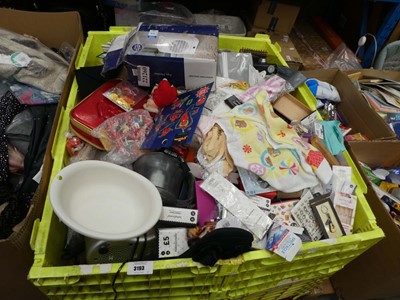 Lot 3193 - Large pallet of various household items, toys etc