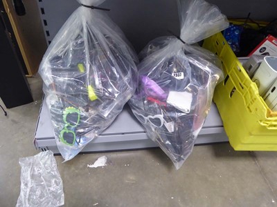 Lot 2337 - 2 bags containing various sunglasses