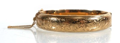 Lot 757 - A 9ct yellow gold scroll engraved hinged...