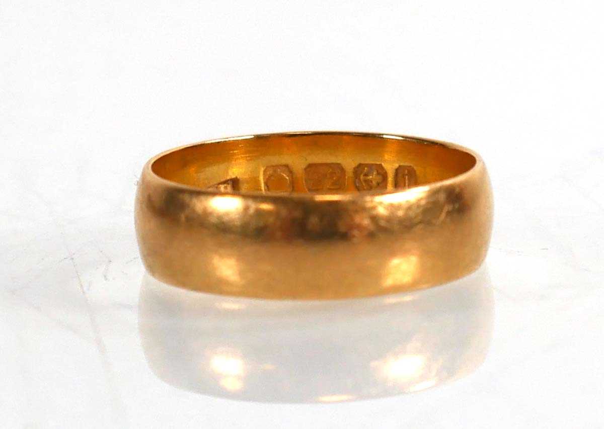 Lot 758 - An Edwardian 22ct yellow gold wedding band,...