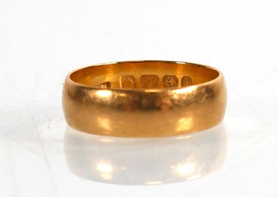 Lot 758 - An Edwardian 22ct yellow gold wedding band,...