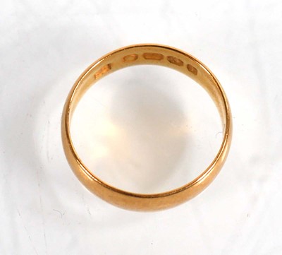 Lot 758 - An Edwardian 22ct yellow gold wedding band,...