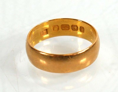 Lot 758 - An Edwardian 22ct yellow gold wedding band,...