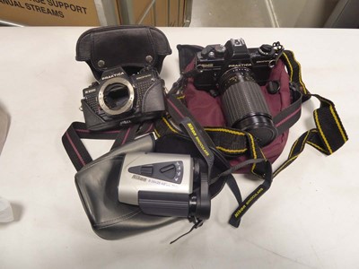 Lot 2372 - Bag containing various cameras and equipment