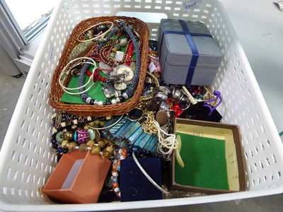 Lot 2501 - Tray of costume jewellery