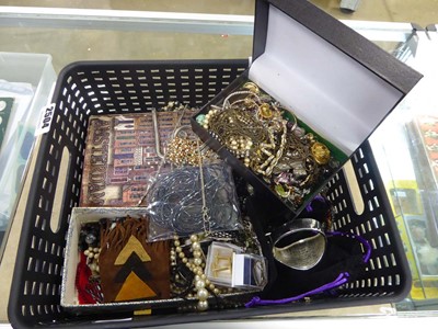 Lot 2504 - Tray of costume jewellery