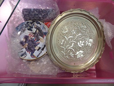 Lot 2522 - Box containing various plates, metal trays,...