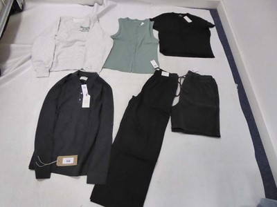 Lot 1739 - Selection of Abercrombie & Fitch clothing