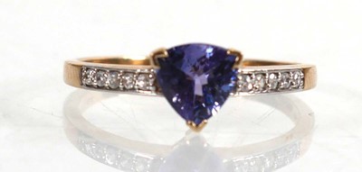 Lot 774 - A 9ct yellow gold ring set trillion cut...