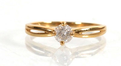 Lot 776 - An 18ct yellow gold ring set brilliant cut...