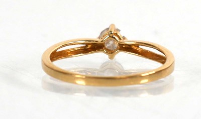 Lot 776 - An 18ct yellow gold ring set brilliant cut...