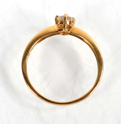 Lot 776 - An 18ct yellow gold ring set brilliant cut...