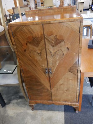 Lot 1513 - Walnut finish gentleman's compactum