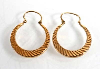 Lot 793 - A pair of 9ct yellow gold ear hoops, l. 2.9 cm,...