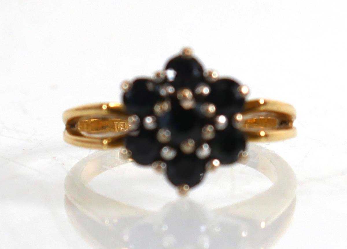 Lot 822 - An 18ct yellow gold cluster ring set seven...