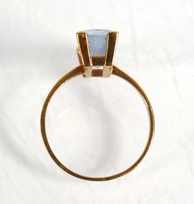 Lot 839 - A yellow metal ring set baguette cut pale blue...