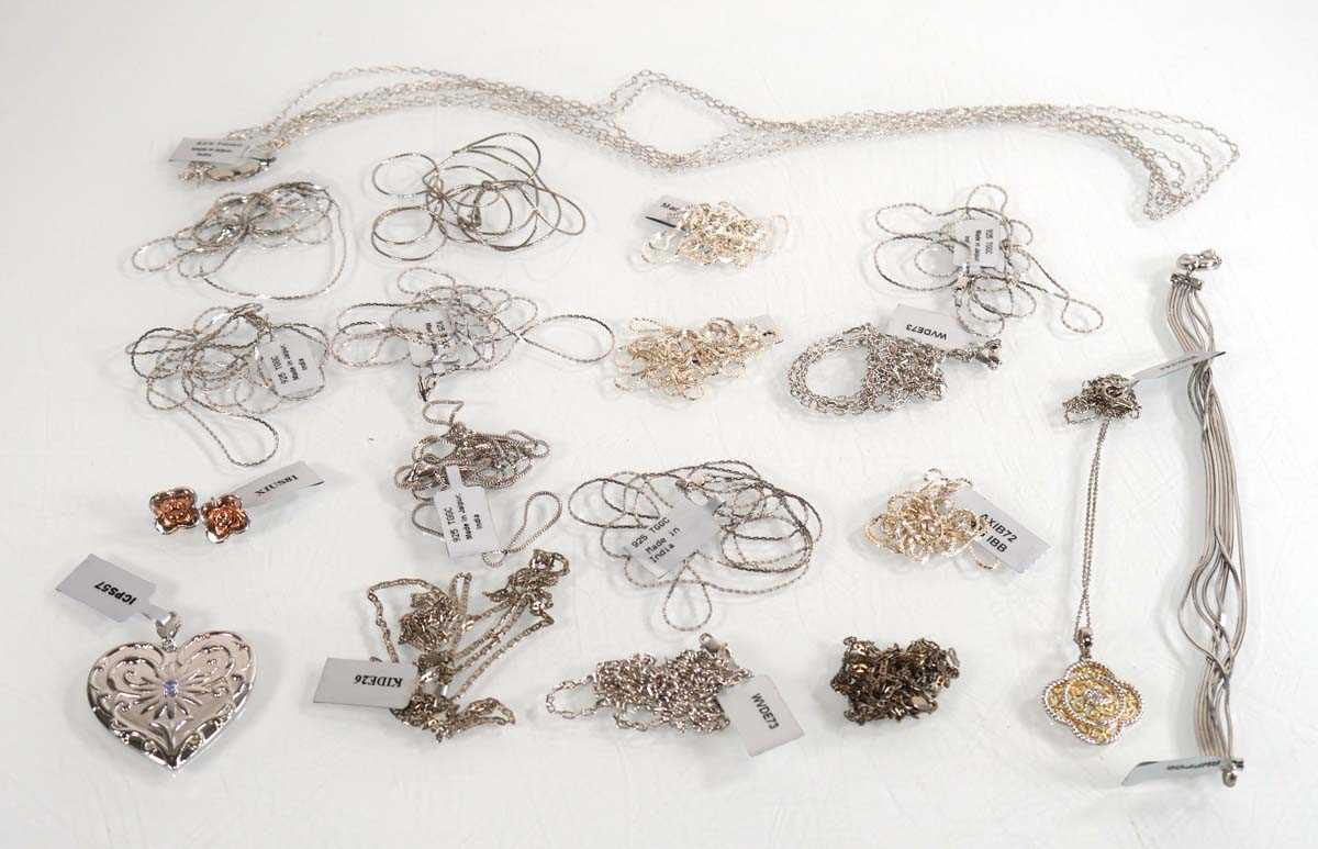 Lot 877 - A quantity of modern silver jewellery...